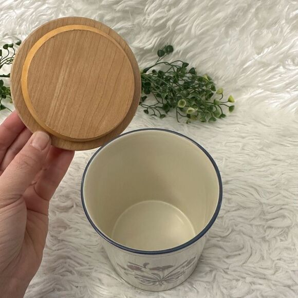 Lenox Chinastone Poppies in Blue Small Cookie/Spice / Multipurpose Jar w/ Lid - Picture 5 of 8